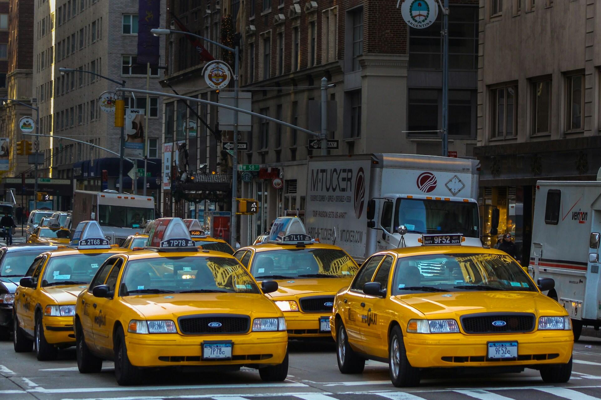 yellow taxi cabs in new york